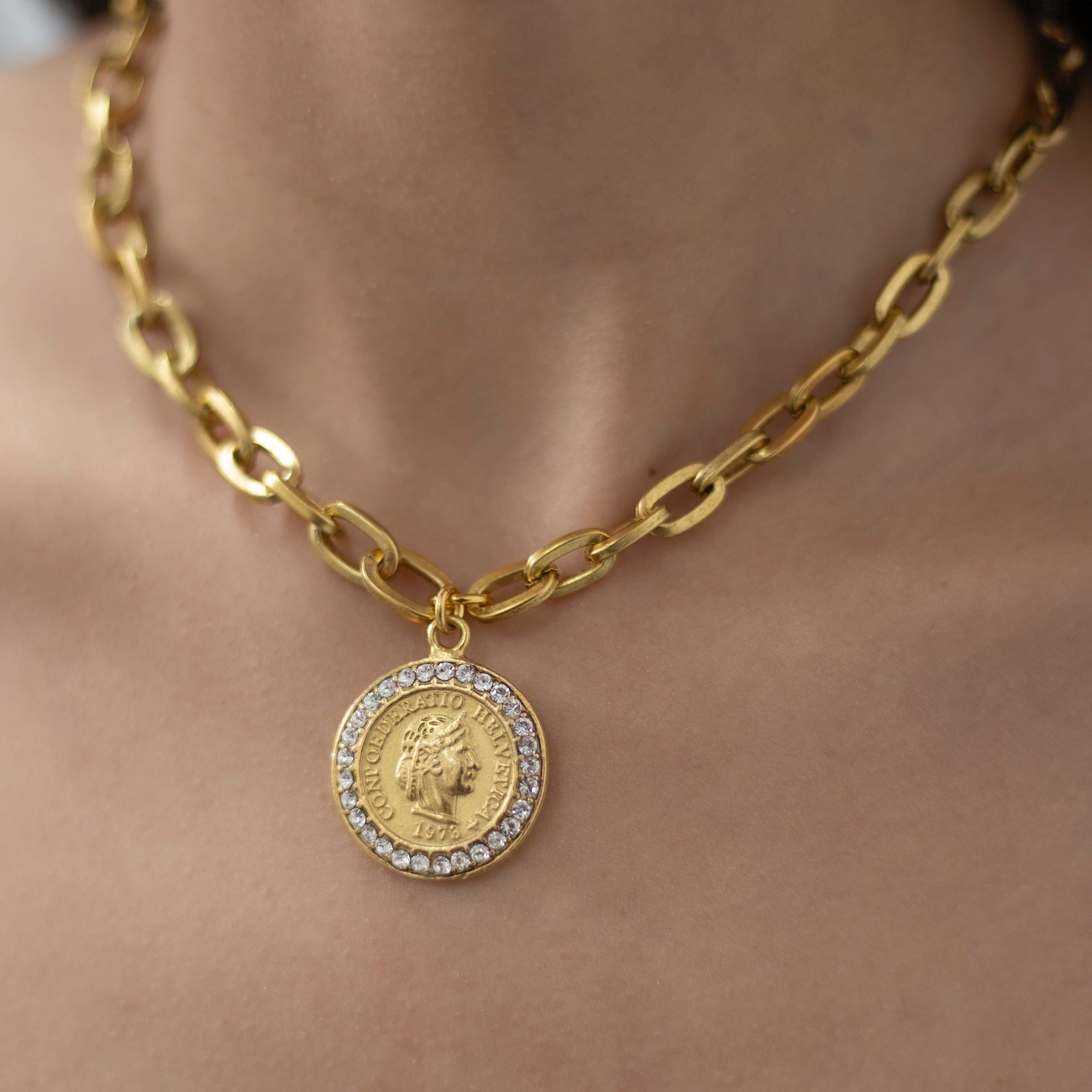 Queen elizabeth store gold pendant